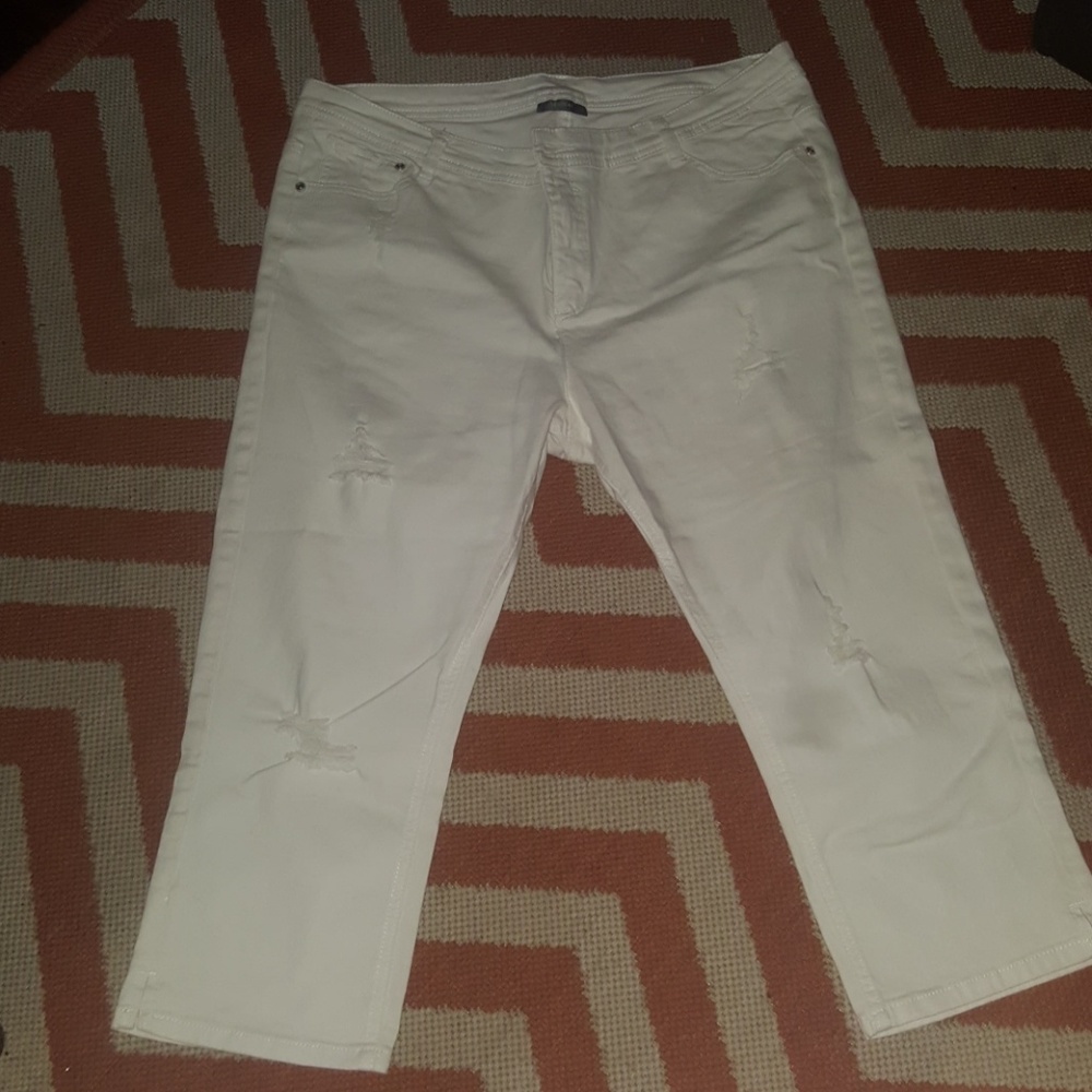EUC white Capri length jeans